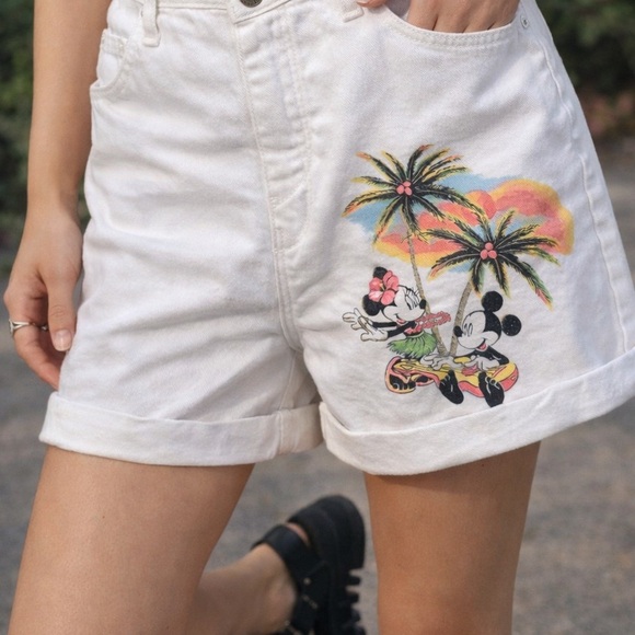 Rare vintage Disney White High-Waisted Shorts with Character and Palm Design - Picture 2 of 10